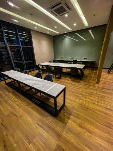 吉隆坡STAR RESIDENCE KLCC的一间会议室,配有桌椅和黑板
