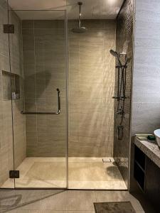 吉隆坡STAR RESIDENCE KLCC的浴室里设有玻璃门淋浴
