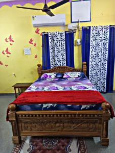 甘吉布勒姆Sai Homestay的一间卧室配有一张木架床