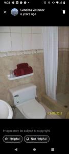 克鲁奇塔Hostal Cabañas Vistamar的一张带卫生间和淋浴的浴室的照片