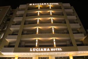 亚喀巴Luciana Hotel by BRATUS的夜间酒店前方的景色