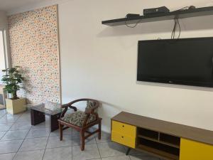 瓜鲁柳斯Pousada Internacional EAS Airport 10min的客厅设有壁挂式平面电视。