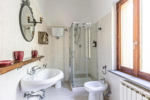 古比奥阿巴迪亚法内托公寓式酒店的白色的浴室设有水槽和淋浴。