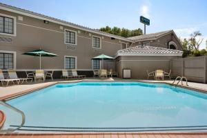 列克星敦La Quinta Inn Lexington-Horse Park的游泳池,带椅子和遮阳伞