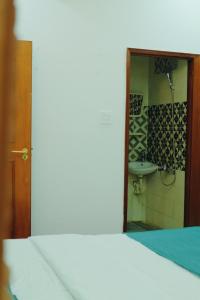 绥和市Come to the Sea homestay Phú Yên的客房设有带水槽和镜子的浴室