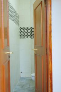 绥和市Come to the Sea homestay Phú Yên的一间带卫生间和开放式门的浴室
