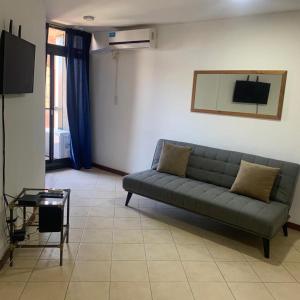 科尔多瓦ILLIA 164, Nueva Cordoba的客厅配有沙发和桌子