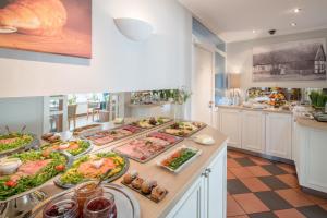 加瑞尔Hotel zur Post - Economy Rooms的厨房的柜台上放着许多盘子的食物