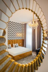 萨图马雷Hotel Vila Central Boutique Satu Mare的一间卧室配有一张床和一面大镜子