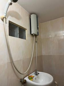 贡布Ta Eng Guesthouse的带淋浴和盥洗盆的浴室