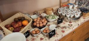 普雷圣迪迪埃阿尔佩奇亚拉酒店的一张桌子上放着水果和蔬菜篮子