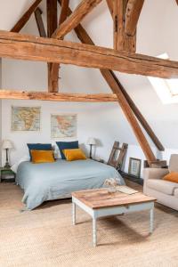 拉昂Maison Séraphine - Guest house - Bed and Breakfast的一间卧室配有一张床和一张茶几