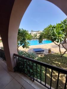 亚喀巴Ground floor apartment by circular pool in Talabay (sweet coffee apartment)的从度假村的阳台上可欣赏到游泳池的景色