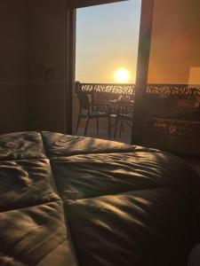 Ash ShāghūrVilla Jana chalet - Private Villa - Dead Sea - Jordan的一间卧室配有一张床,享有海景