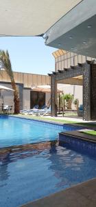 Ash ShāghūrVilla Jana chalet - Private Villa - Dead Sea - Jordan的大楼前的游泳池
