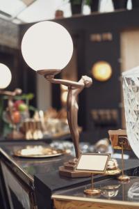纳塔列斯港Vinnhaus的一张桌子,上面有一个人的雕像,上面有一盏灯