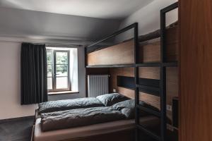 Enscherange瑞克斯密蓝酒店的一间卧室设有双层床和窗户。