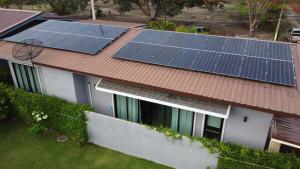 七岩PoolVilla Breeze Valley的屋顶上设有太阳能电池板的房子