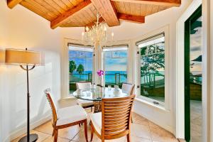 拉古纳海滩Cliff Dr View的一间带桌椅和窗户的用餐室