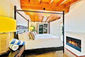 拉古纳海滩Cliff Dr View的一间卧室配有一张床和一个壁炉