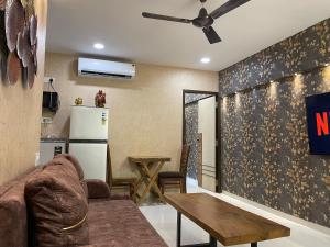 孟买OSI Apartments Bandra West的客厅配有沙发和桌子