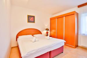 普雷迪尼维托Hotel Barborka的一间卧室配有一张带木制床头板的床