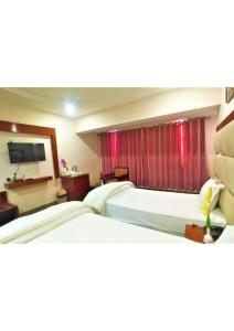 菩提伽耶Shining star的酒店客房设有两张床和窗户。