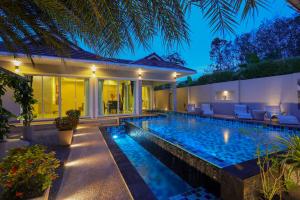 Ban Khlong Haeng3 Bedroom Platinum Pool Villa Smooth as Silk的夜间别墅内的游泳池