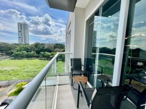 圣佩德罗苏拉Amplio condominio ejecutivo con hermosa vista的阳台配有椅子,享有建筑的景致。
