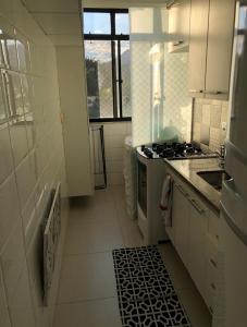 里约热内卢Casa Mag :)的白色的厨房配有炉灶和水槽