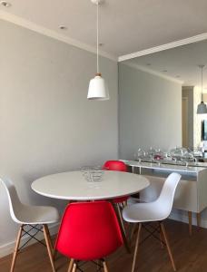 里约热内卢Casa Mag :)的厨房配有白色的桌子和红色的椅子