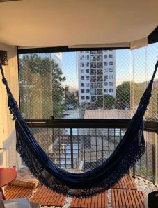 里约热内卢Casa Mag :)的阳台设有吊床,享有建筑美景