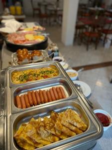 班斯卡-比斯特里察Hotel Garni Expo的热狗和其他食物的自助餐