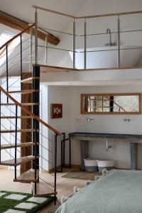 Mozet La ferme de Basseilles的客房设有楼梯、水槽和床。