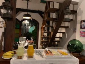 卡纳内亚Pousada Villa de Cananea的一张桌子,上面放着一个食品和饮料托盘