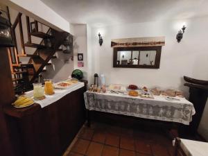 卡纳内亚Pousada Villa de Cananea的一间设有餐桌、食物和镜子的客房