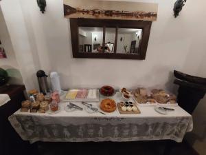 卡纳内亚Pousada Villa de Cananea的一张桌子上有很多种不同的食物
