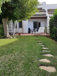哈维亚Villa Blanca situated in a Luxurious Spa Resort的房屋前带石头路的花园