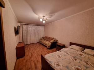 卡拉甘达1-комн центр, 45 квартал, Вокзал, Бухар-Жырау 69的一间带床和沙发的小卧室