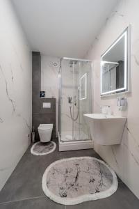 贝尔格莱德M Apartments的带淋浴、盥洗盆和卫生间的浴室