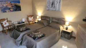 Tad-DuluriLotus Apartment的一间卧室设有两张床和两张桌子及台灯。