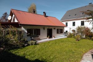Brod MoraviceApartment "Johana"的白色的房子,有红色的屋顶和院子