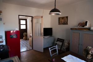 Brod MoraviceApartment "Johana"的客厅配有红色冰箱和桌子