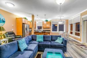 林肯市Oceanfront Contemporary的一间带蓝色沙发的客厅和一间厨房