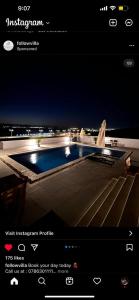 索瓦马Follow Sea Villa的游泳池的夜间图片