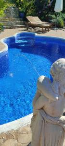 蒂哈拉费Casa Tata的美人鱼雕像,坐在游泳池旁