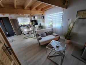 雷恩Domek Mazury całoroczny letniskowy Dom Apartament na Mazurach的客厅配有沙发和桌子