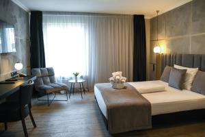 德利茨希祖姆维森罗斯酒店的酒店的客房 - 带一张床、椅子和窗户