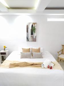 卡塔赫纳Casa Ego的白色卧室设有一张白色大床