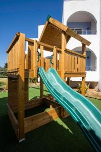 科林比亚克林比亚骄阳酒店的草坪上木游戏,带滑梯